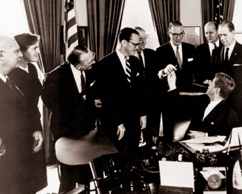 Signature de l'amendement Kefauver-Harris par le Président Kennedy (1962)